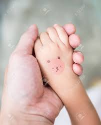 親と娘を保持手一緒に漫画のことを彼女の手にボディ ペイントの写真素材・画像素材 Image 37368716