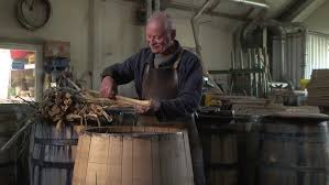 Das alte handwerk des böttchers oder fassbauers neu in szene gesetzt. Imagefilm Fassmanufaktur Ralf Mattern Bottcher Handwerk Jones Art Youtube