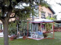 Appartamento in affitto a lavena ponte tresa, lavena bellissimo appartamento a due passi dal lago, in una villa di tre unità composto da cucina abitabile, completamente arredata,ampio salone, due camere da letto, due bagni, due ampi balconi,e porzione di box auto. Affitti Lavena Ponte Tresa Per Vacanze Con Iha Privati
