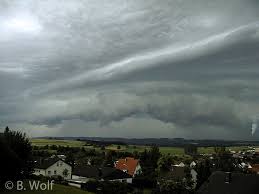 The above figure is a prototype of the evolution (stages a through e) of a bow echo (from fujita 1978). Bow Echo 29 06 2005 Sturmjagd