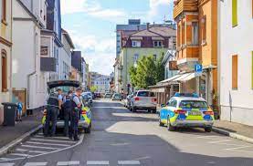In dieser charmanten oase fühlen sie sich sofort wohl! Sek Einsatz In Goppingen Mann Wirft Brennende Dinge Aus Fenster Und Schiesst In Wohnung Landkreis Goppingen Stuttgarter Zeitung