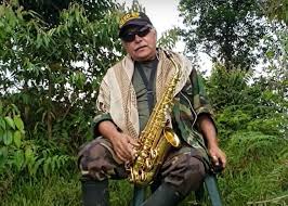 Santrich, que en 2016 se había acogido al acuerdo de paz entre el gobierno de colombia y la extinta guerrilla de las farc, decidió retomar las armas en 2019 y formar parte de las disidencias armadas lideradas por iván márquez. Ush3akx6vsm9km
