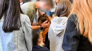 Elle le dénonce, en 1995, et il est condamné à 4 ans de prison. 1jbobkhxr7e5vm
