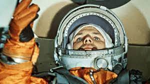 Auf den tag genau vor 60 jahren flog juri gagarin als erster mensch in den weltraum und gagarin durfte als fluglehrer nur noch flugzeuge fliegen. Juri Gagarin Juri Gagarin Am 12 April 1961 Der Erste Mensch Im All Br Wissen