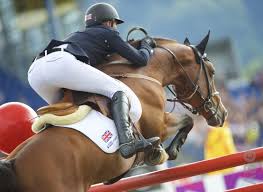 Adrian Speight springt over enorme oxer terwijl deze omwaait