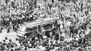 Mario calabresi è nato il 17 febbraio del 1970 a milano ed è un giornalista italiano. Gemma Capra Cosi Dio Ha Abbracciato La Mia Vita