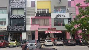 Jahit squein di lengan baju. Zayanah Trading Kilang Jahit Pukal