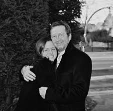 Noch 1963 wurde eric clapton gitarrist der yardbirds, mit denen er 1965 deren größten hit for your love einspielte. Liedtext So Singt Clapton In Tears In Heaven Welt