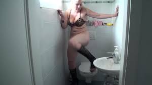 Sissy boy da senhora jessica deve limpar o banheiro depois de fazer xixi