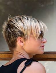 Taglio capelli corti dietro con ciuffo lungo estivo · taglio capelli caschetto corto . Taglio Capelli Corti Dietro Con Ciuffo Lungo Estivo