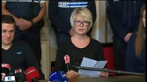 .la médiasphère, on regardait avec compassion jonathann daval en larmes, en tête d'une marche blanche en mémoire de son épouse assassinée. La Maman D Alexia Daval Appelle A Une Marche Blanche A Gray Youtube