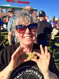 Finding gold nuggets with metal detectors