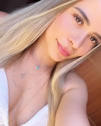 Larissa Mares's Instagram, Twitter & Facebook