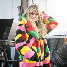 For decades, its catwalks only displayed mostly white, underweight, and tall women with long legs. Germanys Next Topmodel Heidi Klum Lasst Models Fast Nackt Auf Den Laufsteg Der Spiegel