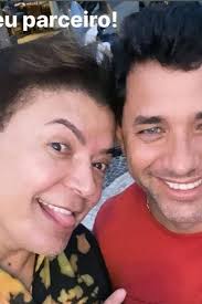 Nicole Bahls faz a fila andar e inicia romance com empresário amigo de  David Brazil