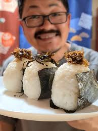 Preparare Onigiri: La Tradizione Giapponese del Riso