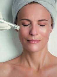 Microneedling für strahlende Haut