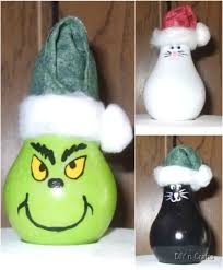 These decorations have been made using the following techniques: 10 Insanely Easy Christmas Light Bulb Decorations And Ornaments Diy Crafts