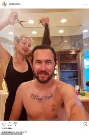 Doch wer ist der mann, der ihr herz erobert hat? Kate Hudson Hackt Ihrem Freund Danny Fujikawas Langen Pferdeschwanz Zu Hause Ab Es War Zeit Aktuelle Boulevard Nachrichten Und Fotogalerien Zu Stars Sternchen