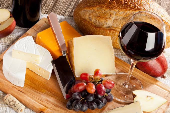  Національний день вина і сиру (National Wine and Cheese Day)