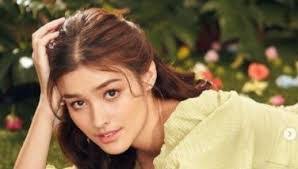 Anne Winner's Instagram, Twitter & Facebook