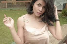 Istri dari komedian uus ini kini dikenal sebagai selebgram yang memiliki gaya seksi, modis serta awet muda. 10 Gaya Kartika Wijaksana Istri Uus Yang Pesonanya Curi Perhatian