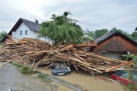 In simbach verschlucken die fluten autos und bäume. Katastrophenalarm Am Inn Chaos Durch Hochwasser In Bayern Wetternews Wetteronline