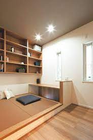 2 階のファミリールームとつながりのある ご主人の書斎兼ライブラリー 小上がりの畳の上で寝転がりながら読書などを楽しめる空間だ カウンターの下は掘りごたつ式なので 足を伸ばしてくつろげるのもいい 写真の手前右には 扉を開ければミニキッチンが設置されて