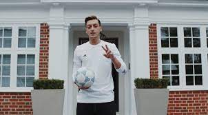 Mesut özil hat ein kamerateam in sein beeindruckendes haus in london eingeladen. Luxus Pur So Lebt Mesut Ozil In London Sky Sport Austria