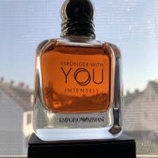Stronger with you intensely е наситен чувствен аромат за мъже от колекцията stronger with you от giorgio armani. Giorgio Armani Emporio Armani Stronger With You Intensely