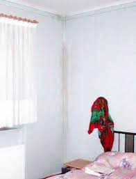 Während zu hohe luftfeuchtigkeit im schlafzimmer die schimmelbildung fördert, kann zu trockene luft die raumluftqualität ebenfalls beeinträchtigen. Schimmel Im Schlafzimmer Schimmelpilz Luftung Nicht Ausreichend