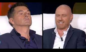 Il maggior successo arriva nel 2000 con la conduzione del programma libero. Tu Si Que Vales Rissa Tra I Giudici Teo Mammucari E Rudy Zerbi Dieci Secondi Per Sparare Questa Ca Ta Libero Quotidiano