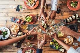 En este artículo vamos a hablarte de cuáles son los diferentes partes que componen el menú de un restaurante en inglés y algunos platos que puedes pedir en cada una de ellas. Como Pedir En Un Restaurante En Ingles Lo Que Necesitas Saber