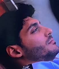 Ma solo io ho l'impressione che Javier si sente il “bello impossibile”?  Sicuramente un bel ragazzo ma forse non sa che ne è pieno il mondo 🌎 di  bei ragazzi