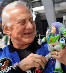 🔵 O nome do personagem Buzz Lightyear, de Toy Story, foi inspirado e  serviu de homenagem à Buzz Aldrin, segundo homem a pisar em solo lunar,  durante a missão Apollo 11.