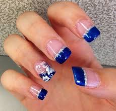 Si te encantan los colores oscuros en las uñas y eres una asidua del negro, entonces tienes que probar el azul noche o azul petróleo, este color es el triunfador para la nueva temporada. Disenos De Unas Medianas Buscar Con Google Unas Color Azul Unas Azules Unas Azules Decoradas
