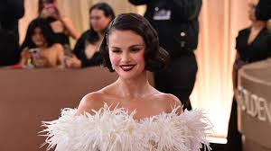 That Mysterious Yellow Ring on Selena Gomez’s Instagram Is Not a New Feature