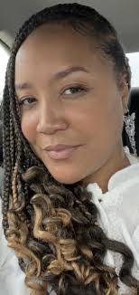 Lindsey Bond's Instagram, Twitter & Facebook