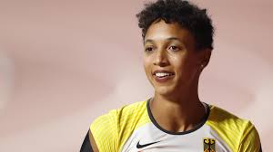 Malaika mihambo holt die goldmedaille für deutschland im weitsprung. Olympia 2021 Malaika Mihambo Begrusst Zeichen Gegen Rassismus Bei Den Spielen In Tokio Eurosport