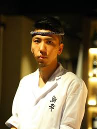 伊藤 亮／一般社団法人先天性ミオパチーの会 代表理事 1991年 福岡県北九州市生まれ。生まれつき発育発達が遅く検査をした6歳の時に先天性ミオパチーと診断される。先天性ミオパチーは身体を動かす手足だけでなく、呼吸したり食べ物を飲み込んだりする力も弱い進行性の筋肉の病気。 ã‚¹ãƒšã‚¤ãƒ³å‚ é³¥å¹¸ å…­æœ¬æœ¨ å'Œé£Ÿ ã®æ–™ç†äºº ä¼Šè—¤ äº® æ° ãƒ'ãƒˆã‚µãƒ©