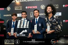 Anugerah bola sepak kebangsaan 2017 ini juga merupakan satu majlis untuk menghargai semua individu yang terlibat sepanjang tahun dalam arena jika terdapat kiraan markah yang sama, kedudukan pasukan pemain/jurulatih tersebut dalam liga super 2016 atau 100plus liga premier. Anugerah Bolasepak Kebangsaan 2019