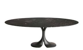 Une table ronde permet à chacun d'être assis face aux autres. Table Ronde Didymos Driade Noir Made In Design