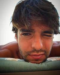 Gli accessori fondamentali sono le collane d'oro e i bracciali con i diamanti. Il Pariolino Photos Facebook