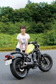 画像4 扱いやすいパワー特性に 心地よいサウンド 女性ライダー バイクの女の子 バイカーの女の子