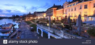 Get here using london's large network of buses, trains and the underground. Richmond Upon Thames In Der Nacht Riverfront Stockfotografie Alamy