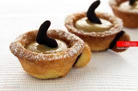 Con un coltello tagliarla da parte a parte e dal bordo rettilineo, usando solo la testa dell'omino di pan di zenzero, ritagliare i manici delle tazzine. Tazzine Di Frolla Con Crema Al Caffe