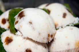 Dulu, saat sore menjelang malam kita pasti sering menikmati kue putu bambu yang. Putu Piring