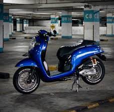 Lihat saja gan bikin tambah asik ni scoopy kelihatan lebih mantep dengan balutan warna hitam bermotif gelap dengan aliran musik under graund cocok banget di tungangi oleh anak metal. Modifikasi Honda Scoopy Cafe Racer Asal Bali Ini Modalnya Rp 5 Jutaan Gridoto Com