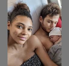 Photo : Lysa Rose (Lîle de la tentation) et son chéri Marco ont accueilli  leur premier enfant, une petite fille