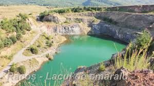 Lacul are 10 metri adâncime, iar denumirea îi provine de la culoarea superbă de smarald a apei. RacoÈ Lacul De Smarald Youtube
